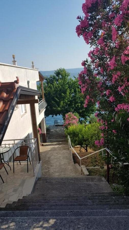 Apartments Coko Omiš Esterno foto